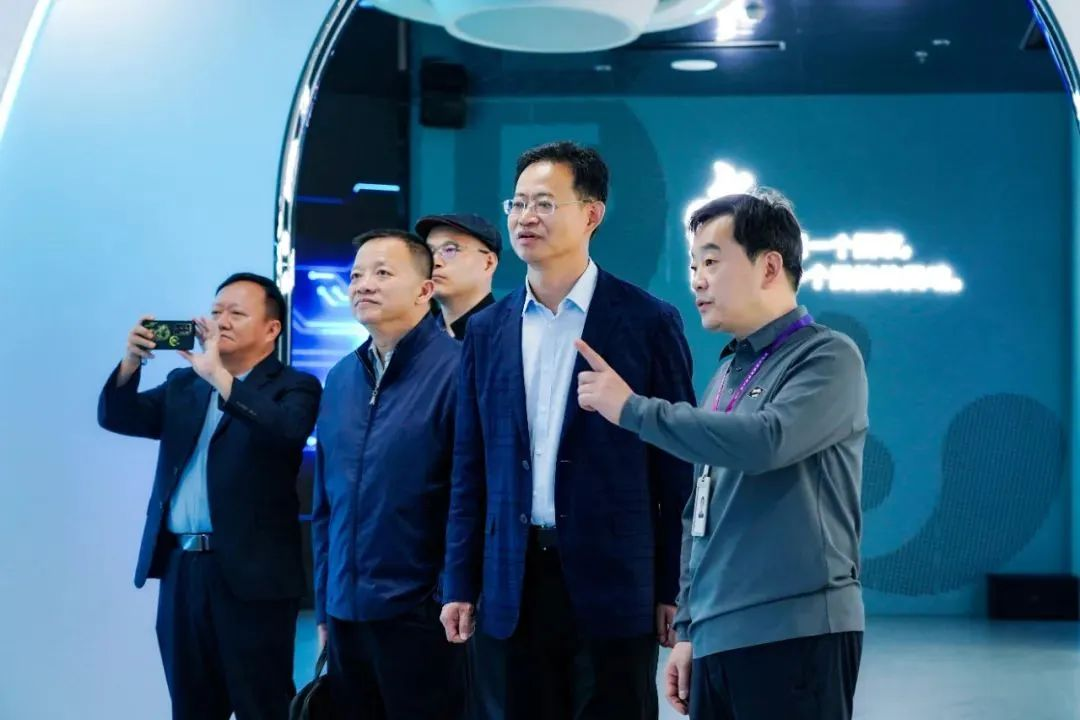 2024120602 国家广电总局生长研究中心一行赴尊龙凯时励丰文化调研指导