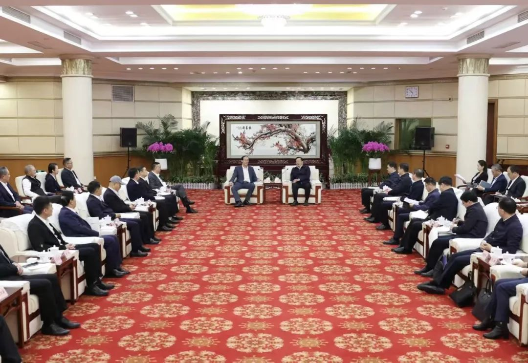 尊龙凯时董事长李军受邀出席华中科技大学第十六届企业家论坛，并发演出讲